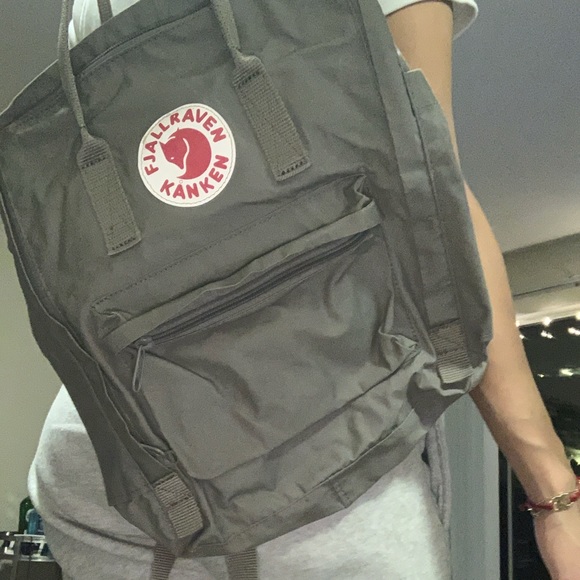 A backpack - Picture 4 of 7